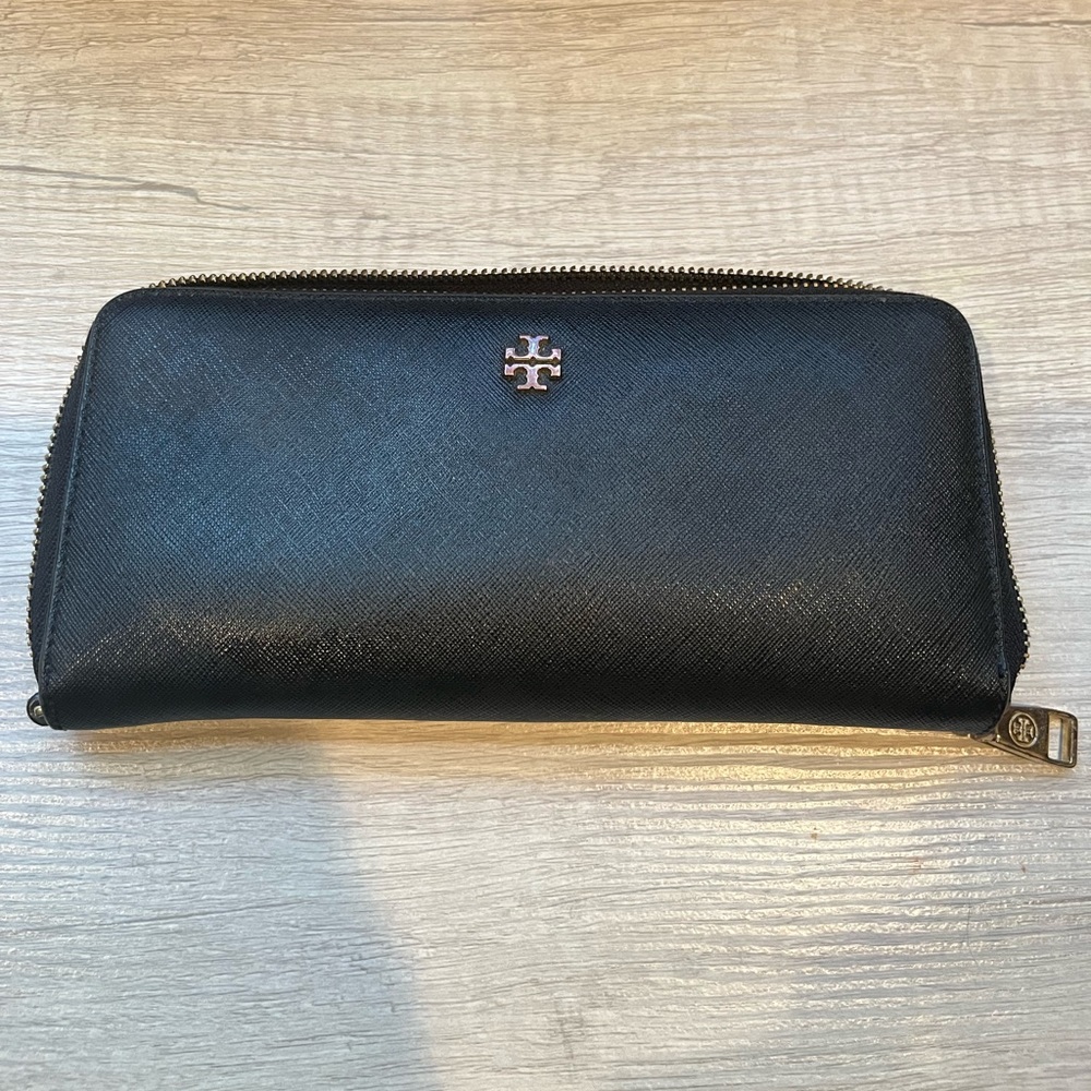 Tory Burch York Zip Continental Wallet. Authentic. Very good condition.